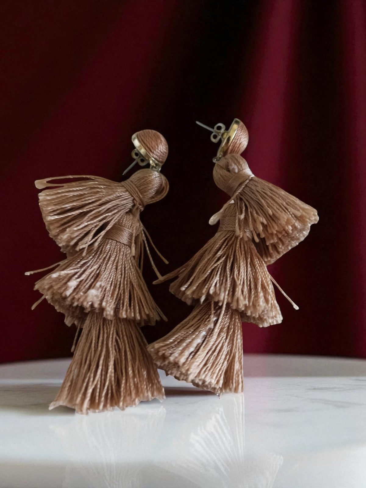 Paire boucles d’oreilles pompons beige rétro vintage fantaisie – style années 70
