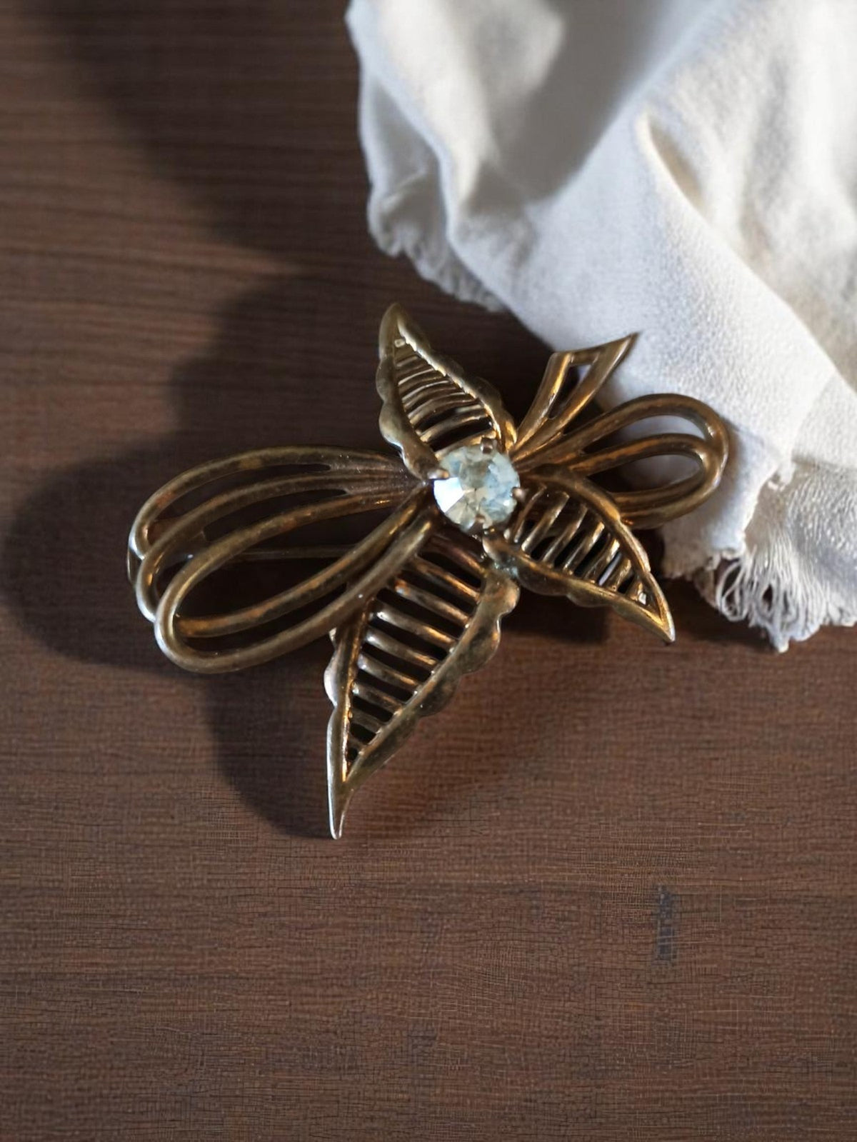 Vintage Brosche, goldfarben, Blattform mit Schleife, Retro, vergoldetes Metall, eleganter Modeschmuck