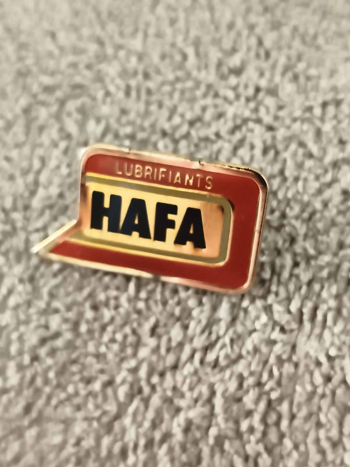 Pin's publicitaire vintage HAFA Lubrifiants logo rouge jaune métal ancien (Ref 1