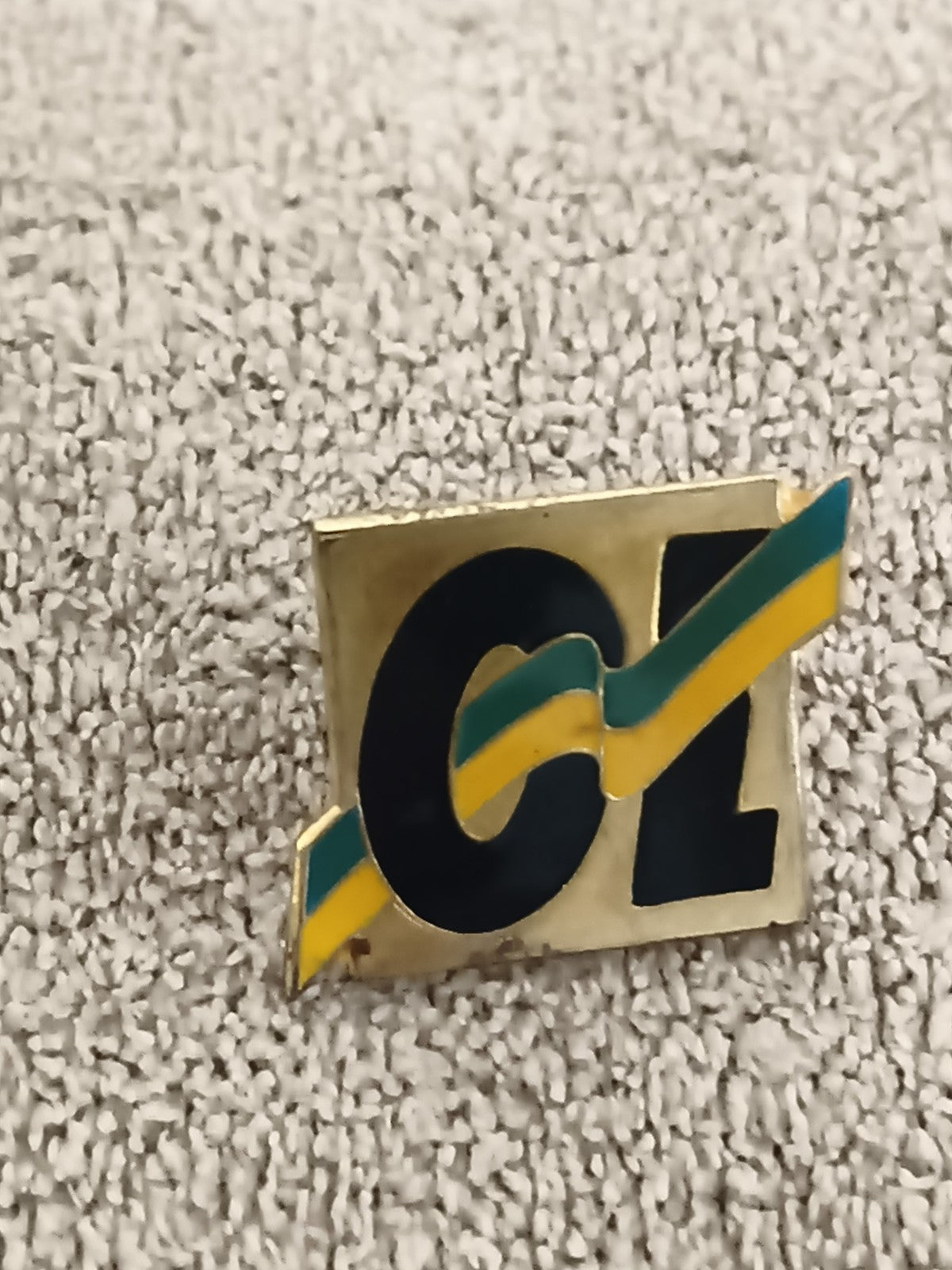 Pin's vintage CZ, plaque dorée, logo graphique années 80-90 (Ref 1)