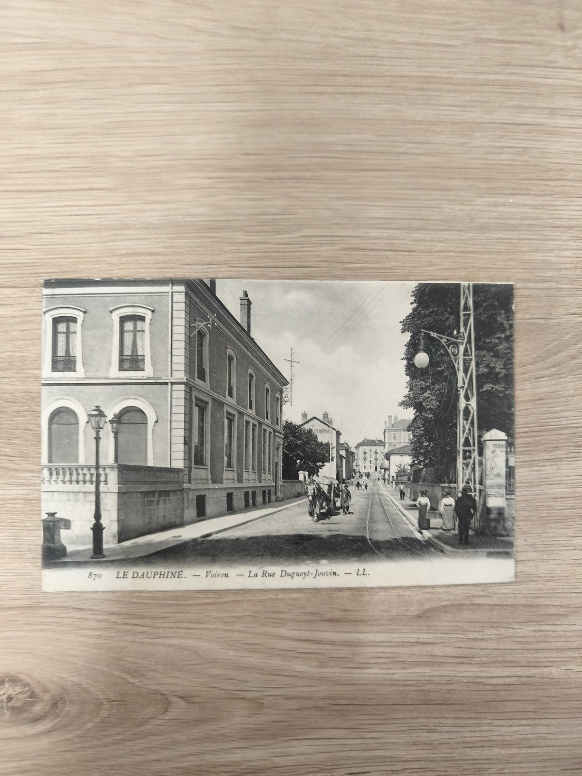 Ancienne carte postale Voiron Le Dauphiné Rue Duguet-Jouvin tramway LL