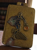 Médaille basket vintage métal rectangulaire joueur émaillé rétro années 70