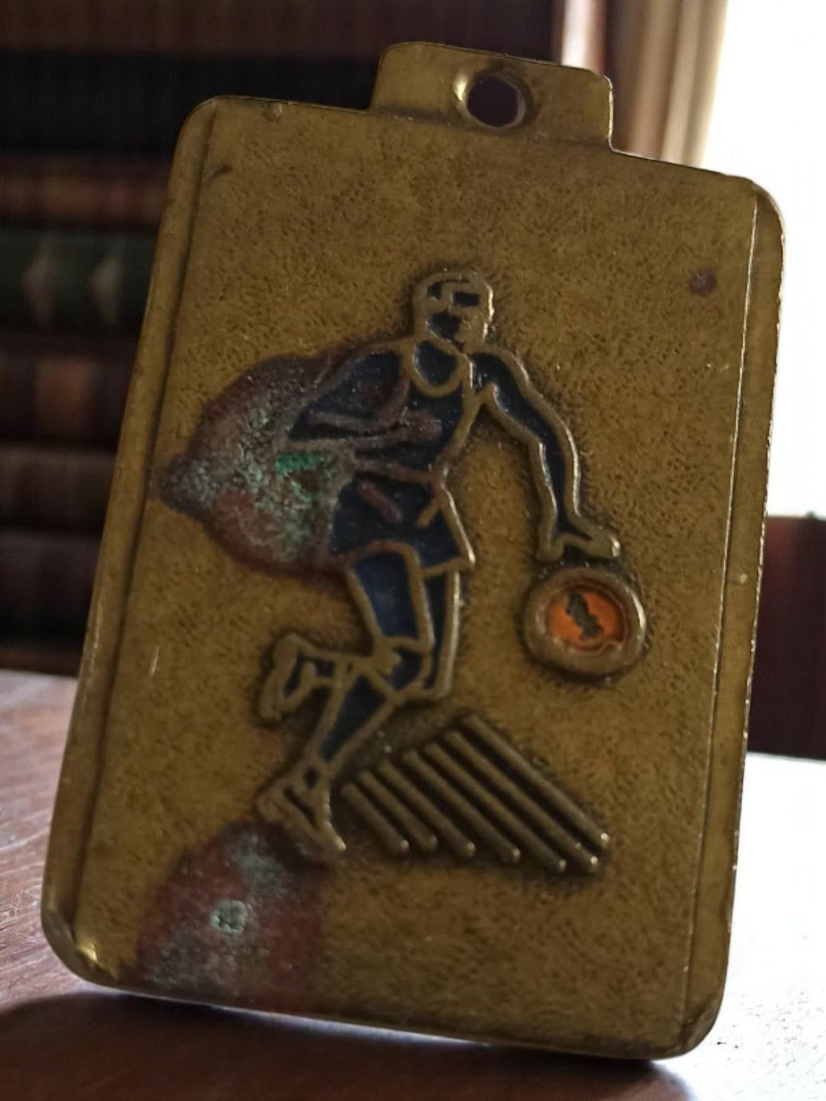 Médaille basket vintage métal rectangulaire joueur émaillé rétro années 70