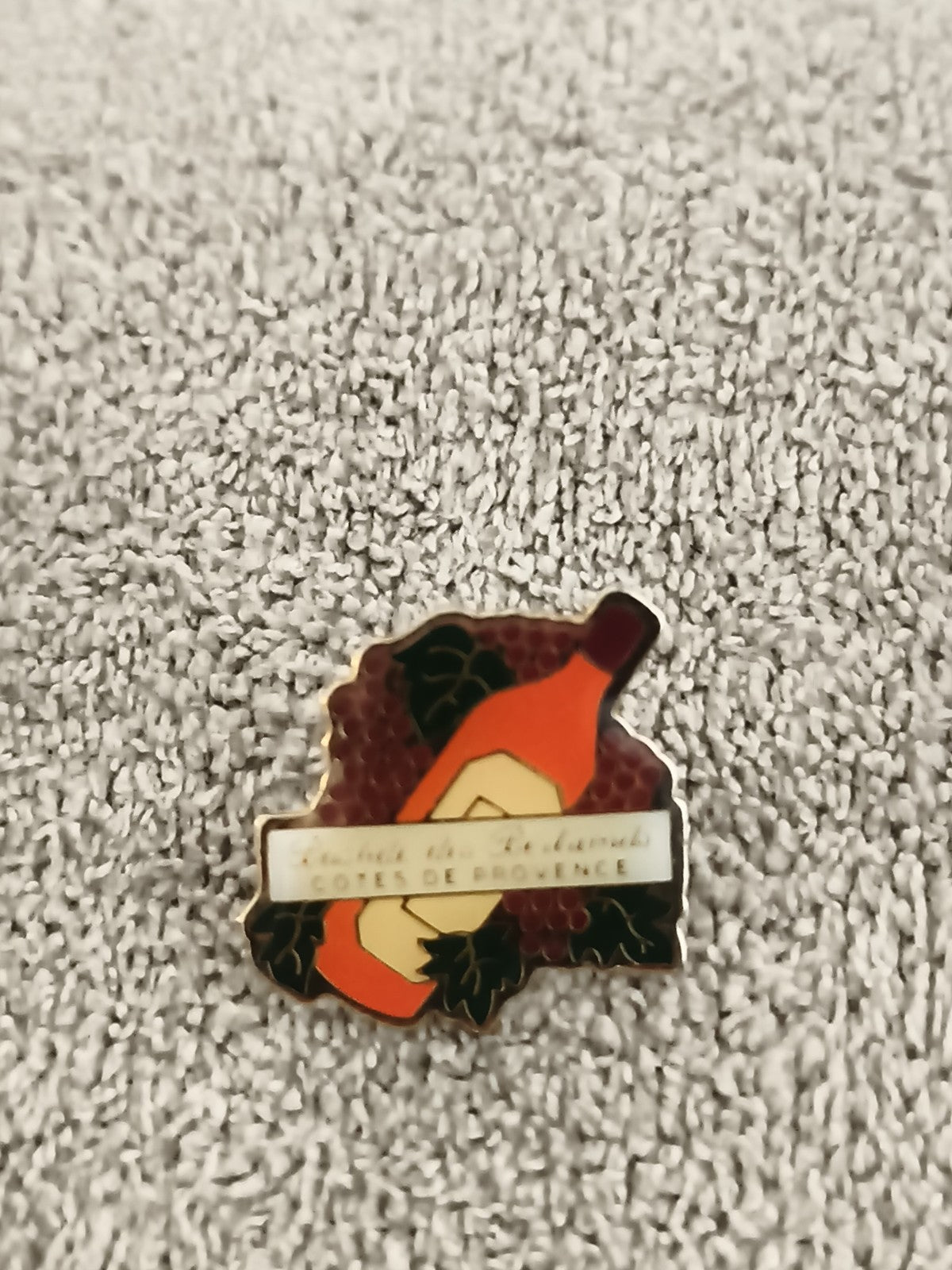 Pin's vintage bouteille vin Côtes de Provence raisin émaillé badge ancien (Ref 1