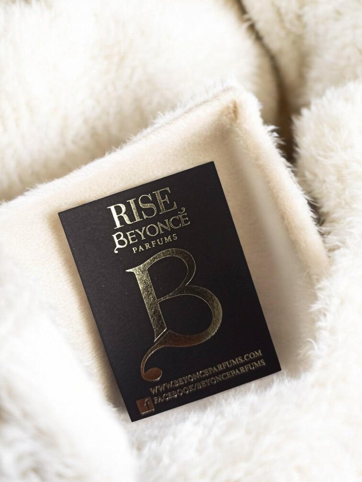 Carte publicitaire parfum RISE Beyoncé, visuel doré, vintage rétro déco