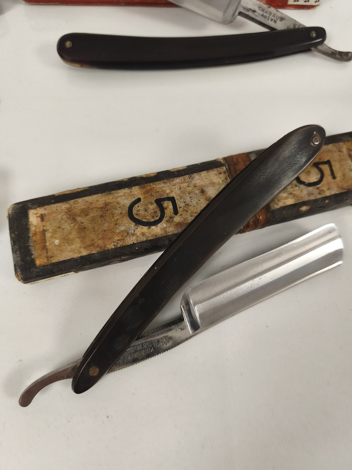 Lot de 4 rasoirs coupe choux anciens en boîte, collection vintage, manches varié