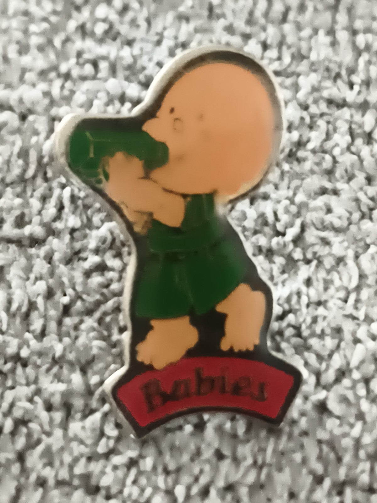 Pin's vintage figuratif enfant Babies vert badge rétro (Ref 8)