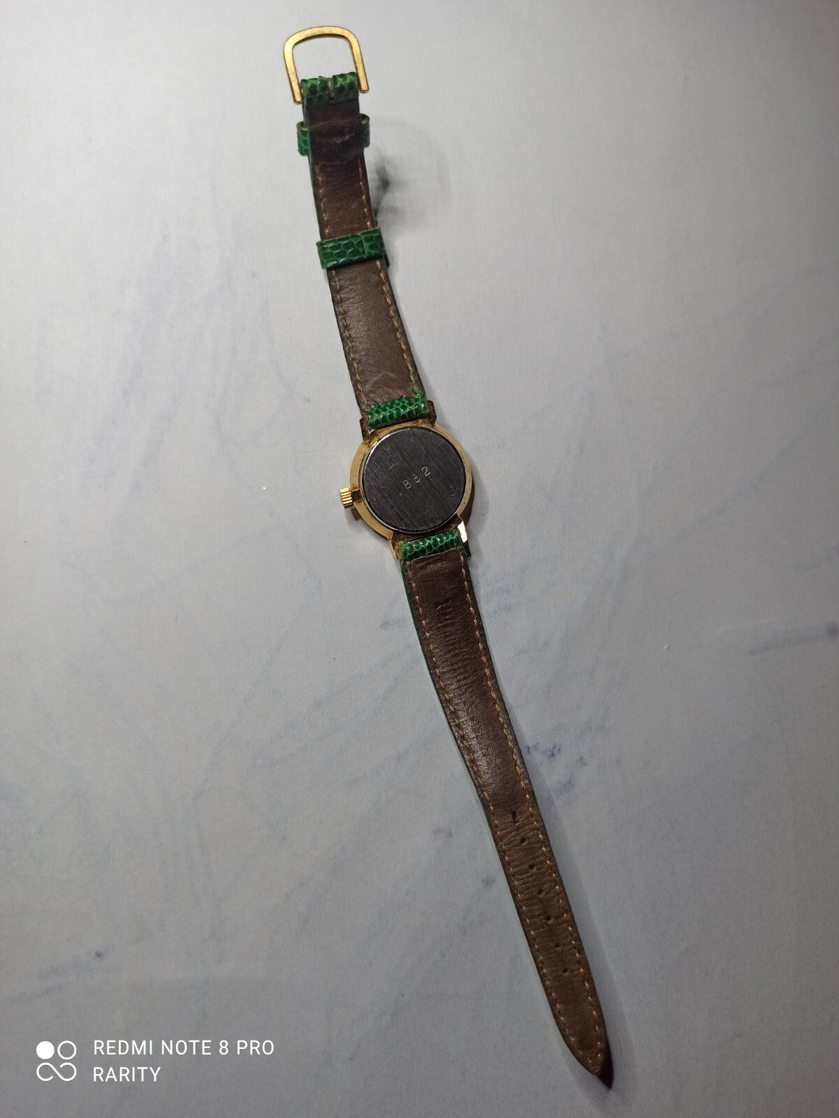 Montre femme Slava vintage quartz cadran doré bracelet vert élégant rétro