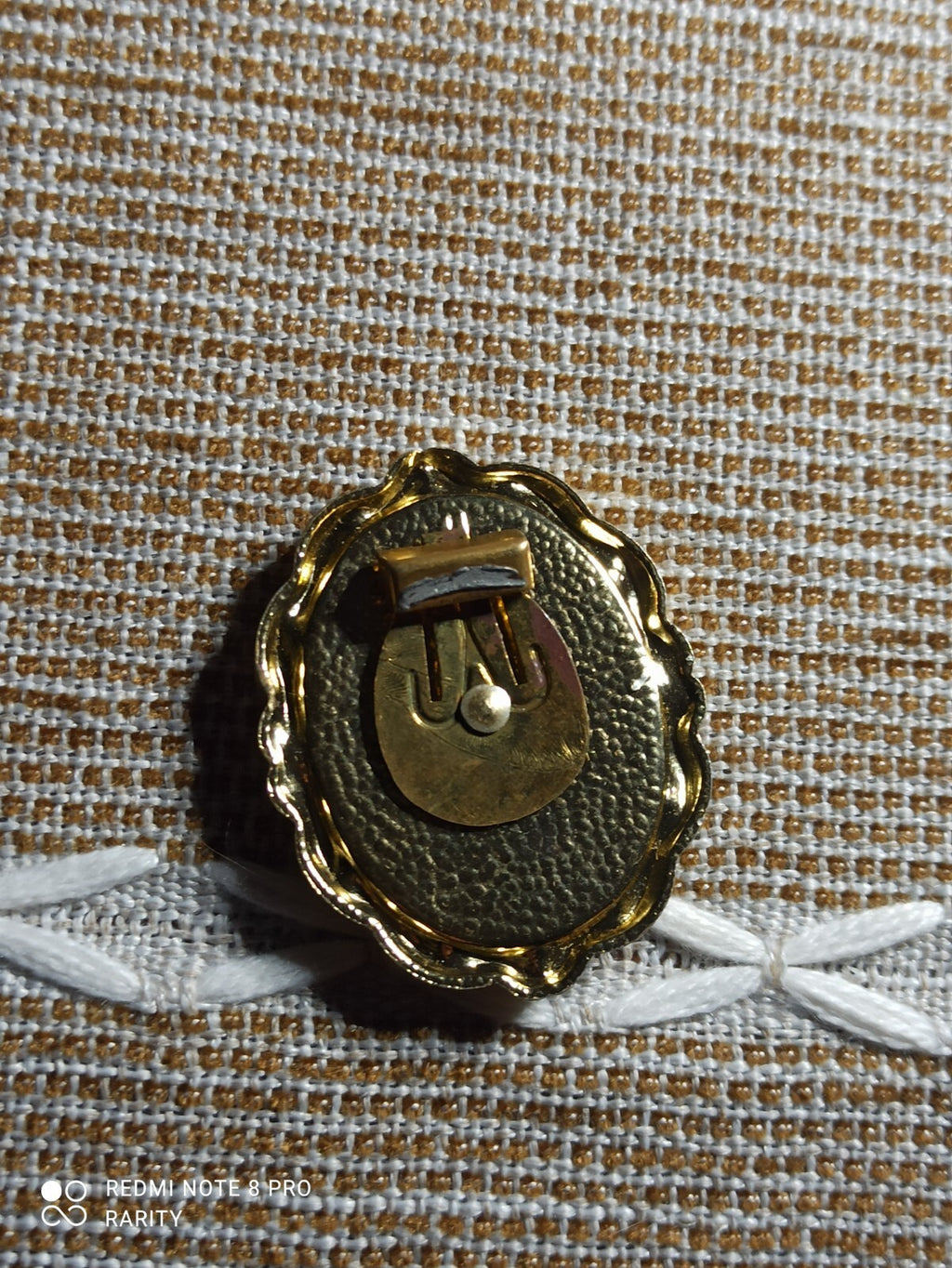 Broche vintage ovale motif floral, cadre doré, bijou ancien rétro