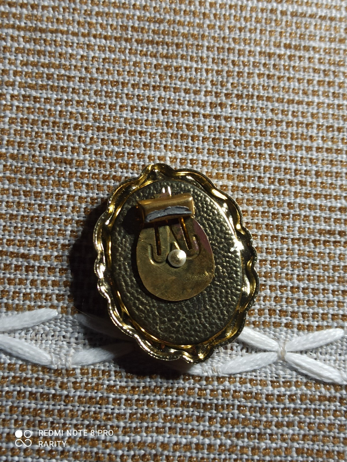 Broche vintage ovale motif floral, cadre doré, bijou ancien rétro