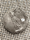 Médaille ancienne, finition argentée, Victoire de Samothrace, art classique