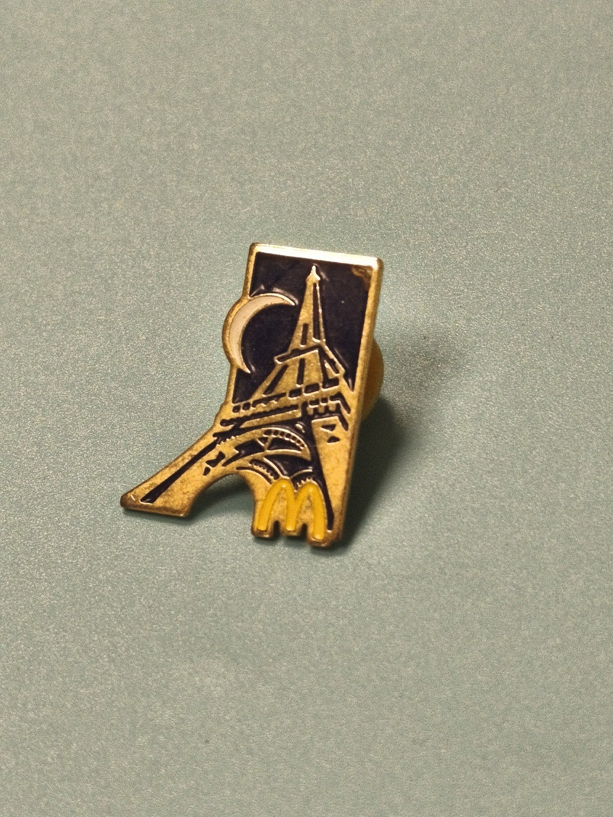 Pin's vintage McDonald's Tour Eiffel Paris doré collection fast-food ancien