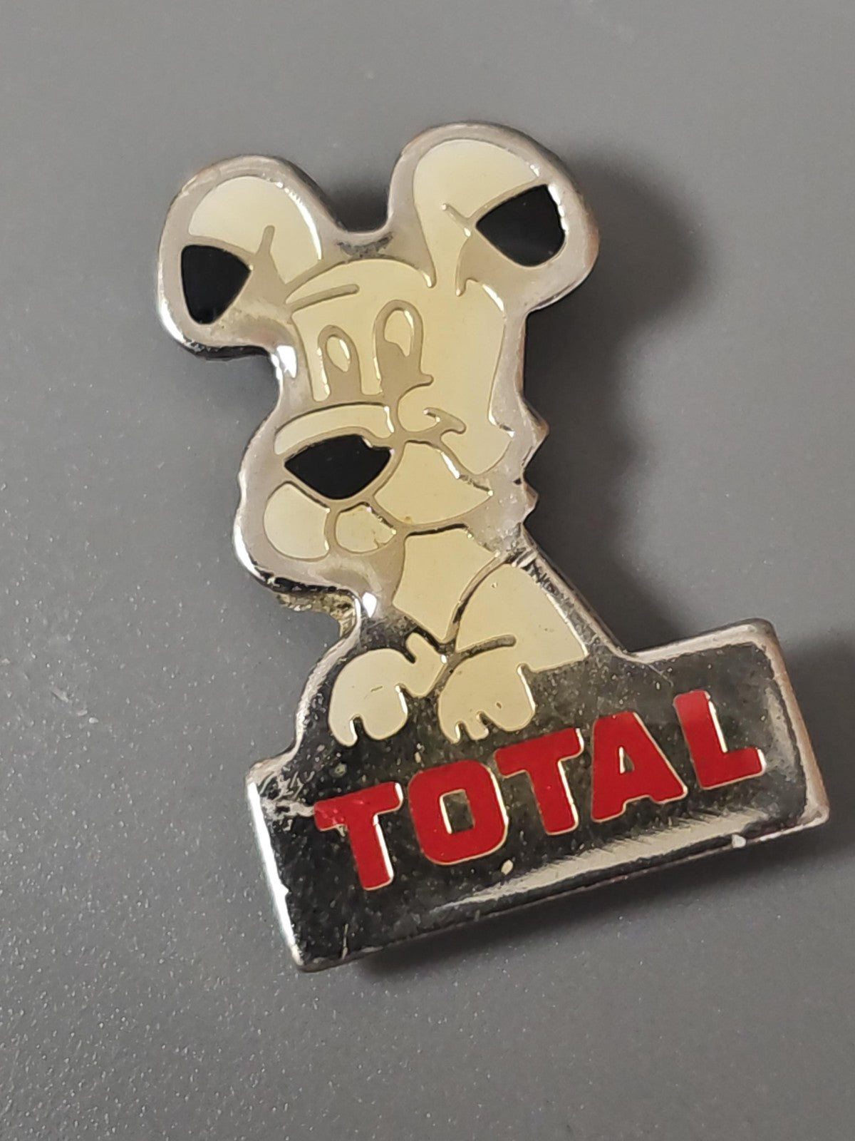 Pin's ancien vintage TOTAL, badge rétro collection, objet publicitaire essence