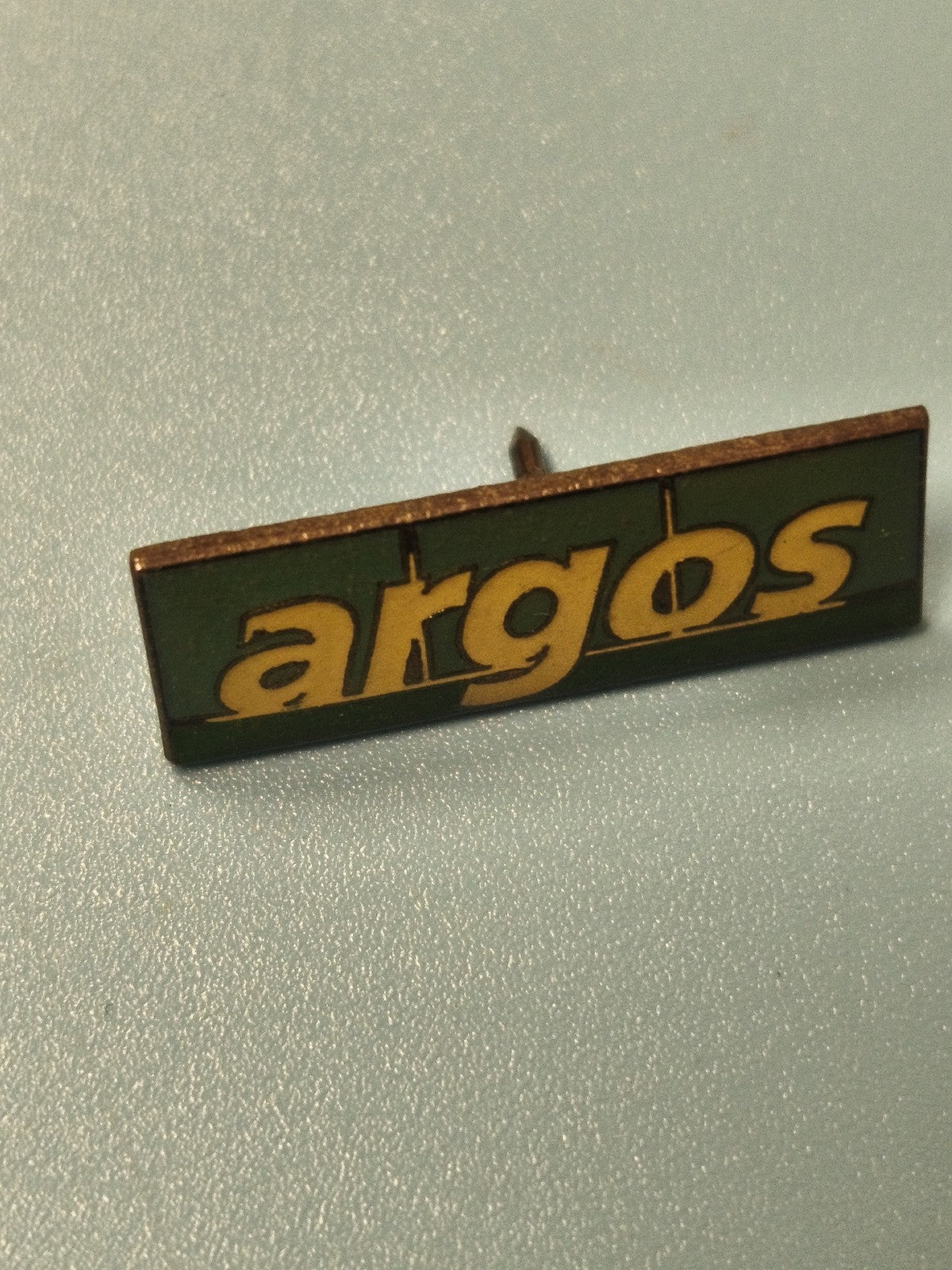Vintage pin's argos vert jaune ancien badge collection rétro (Ref 15)