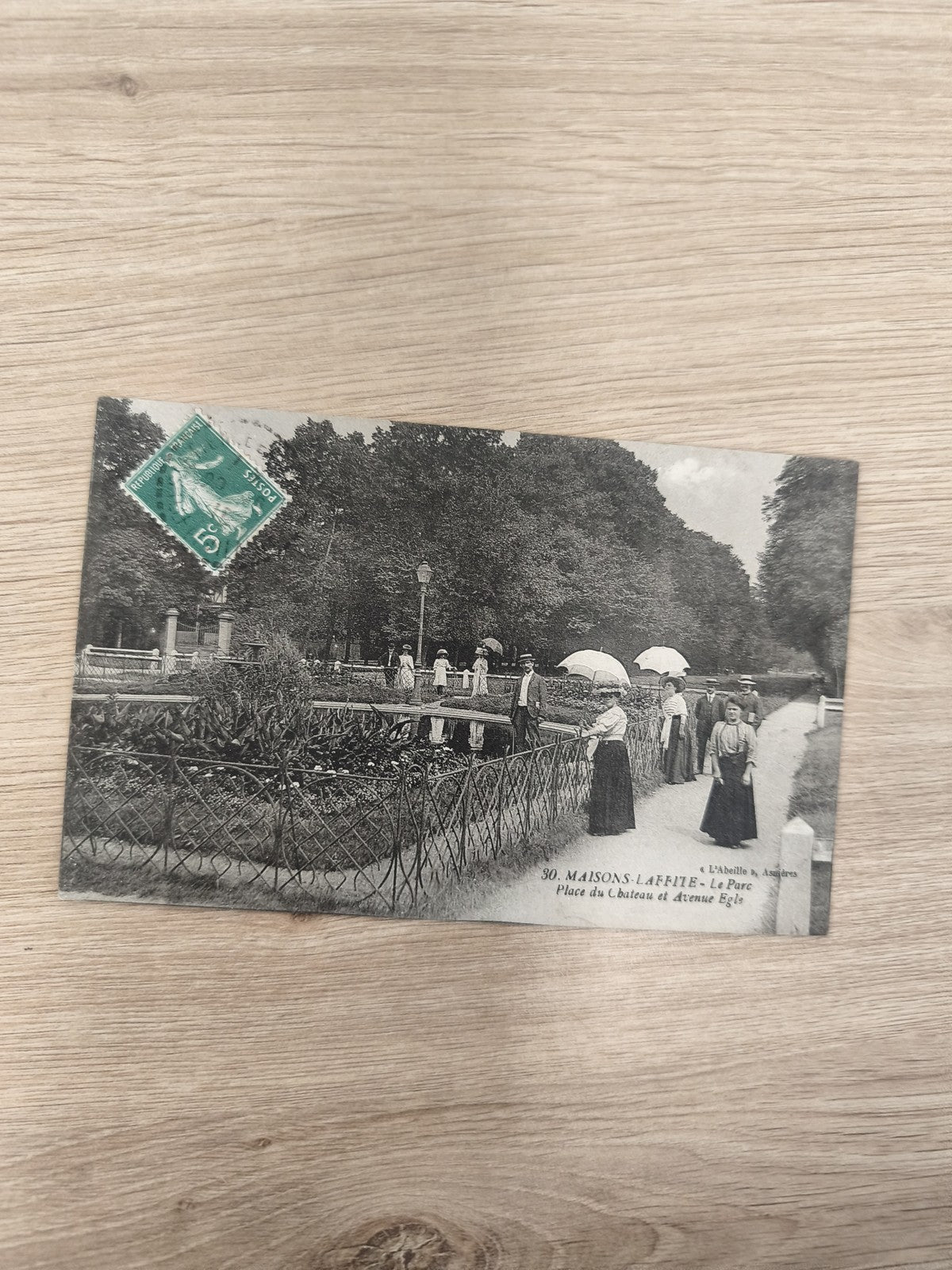 Carte postale ancienne CPA Maisons-Laffitte parc animation élégantes vintage