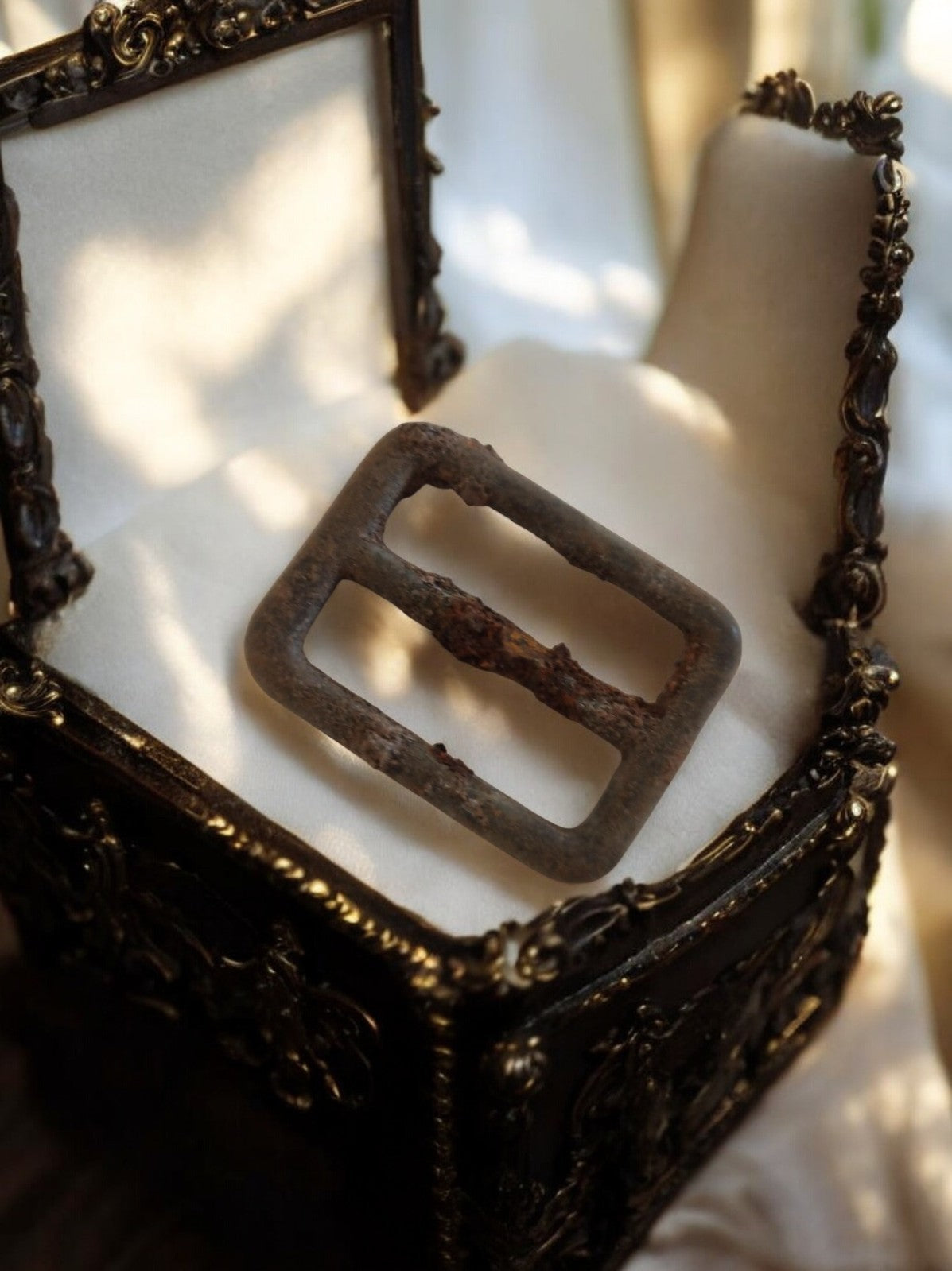 Boucle de ceinture anglaise WW1, aspect patiné, accessoire militaire histoire