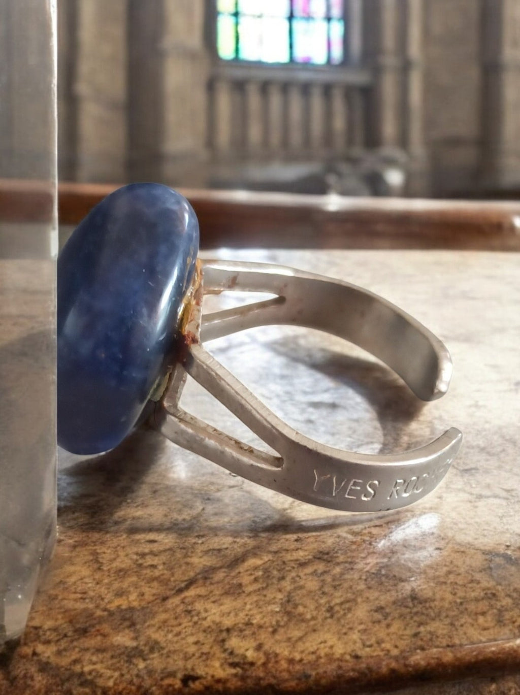 Bracelet manchette vintage Guess pierre bleue style rétro élégant
