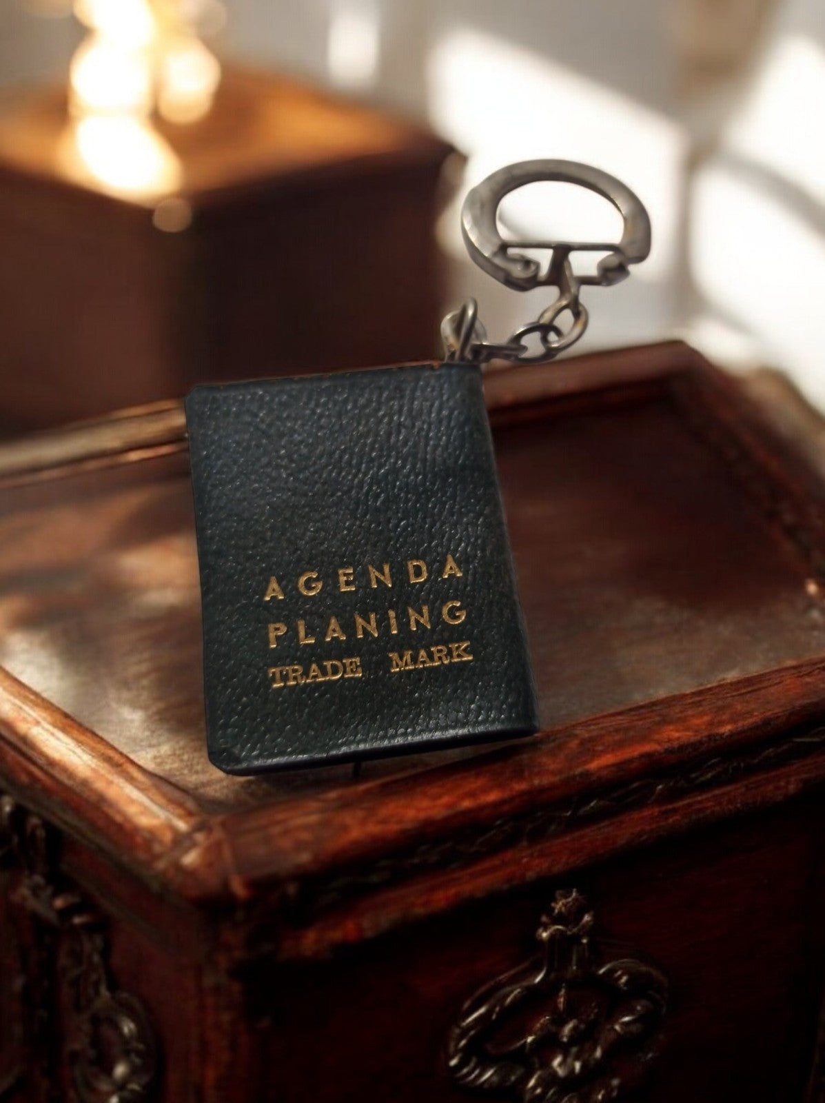 Porte-clés publicitaire vintage Agenda noir ancien, design rétro collector