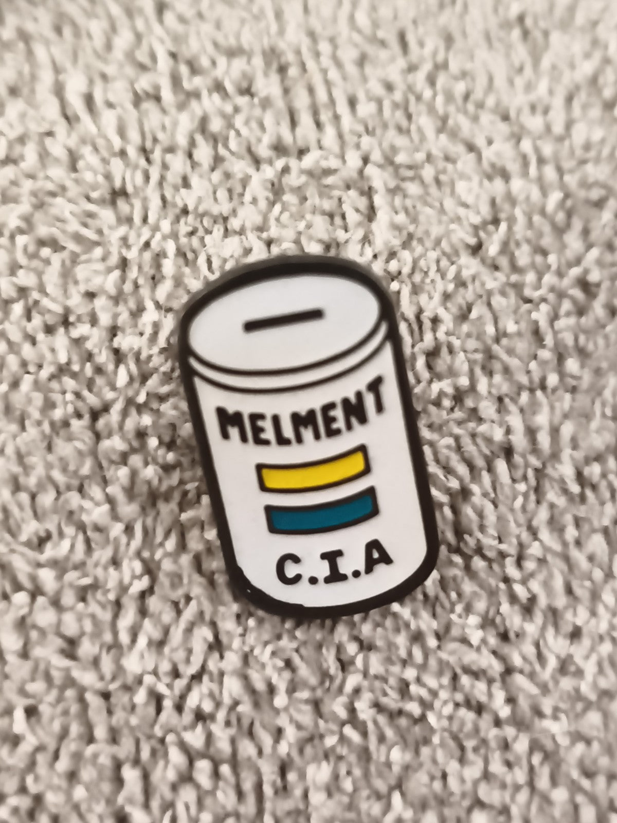 Pin's vintage boîte à dons MELMENT C.I.A, badge ancien, motif humoristique (Ref