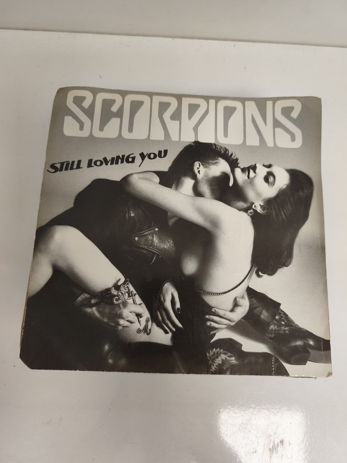 Vinyle 45 tours Scorpions Still Loving You pochette noir et blanc rock single