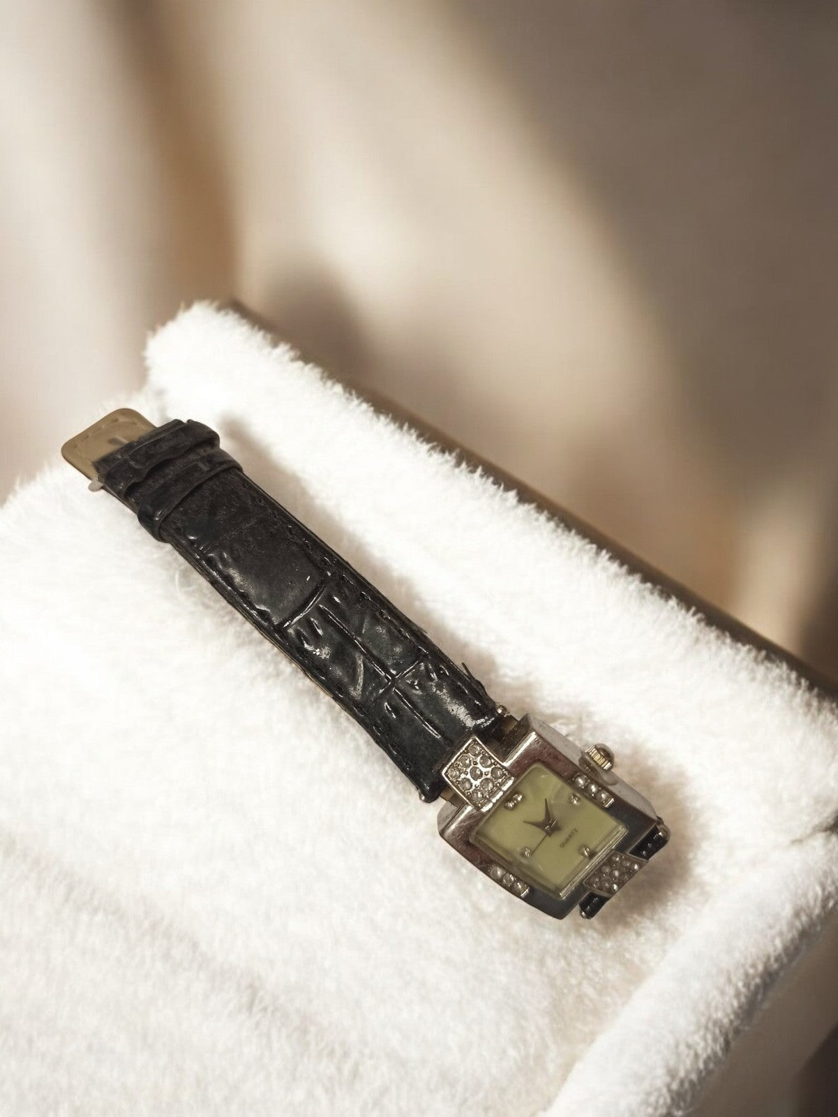 Montre femme ancienne vintage cadran carré rétro à remonter bracelet noir