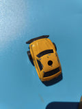 Ancien briquet publicitaire voiture jaune, objet de collection, en l'état