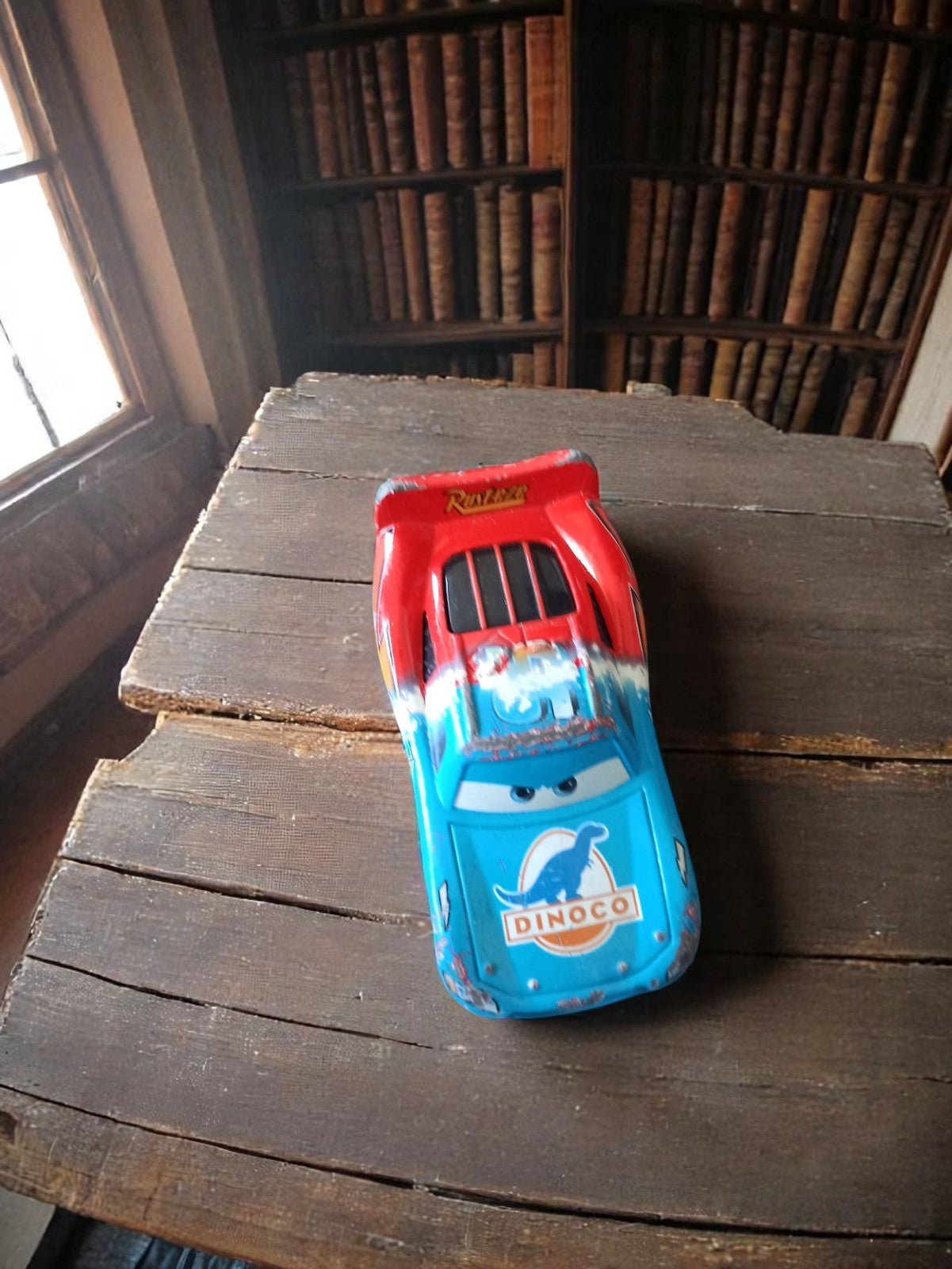 Voiture miniature Disney Cars Dinoco bleu rouge vintage - modèle Lightning McQue