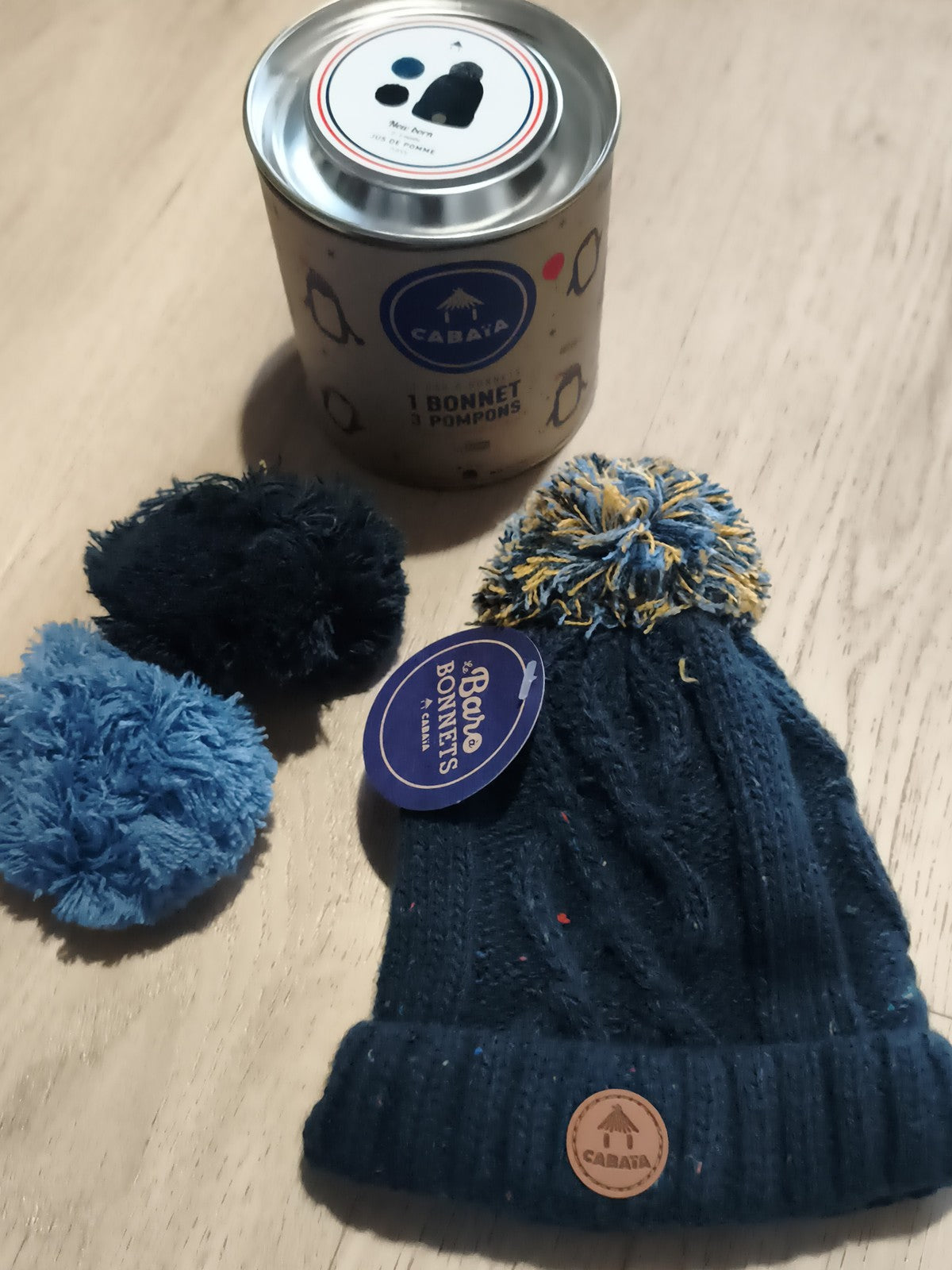 Bonnet Cabaia bleu marine 3 pompons interchangeables neuf avec boîte