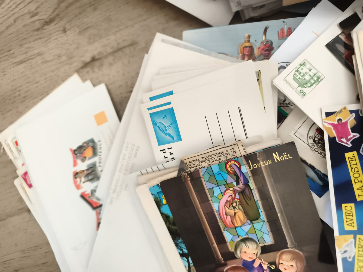 Lot lettres timbrées et cartes postales anciennes à trier philatélie vrac