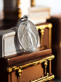 Médaille miraculeuse Vierge Marie métal vintage pendentif religieux catholique