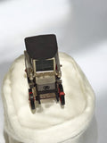 Voiture miniature ancienne vintage toit noir roues rouges rétro déco