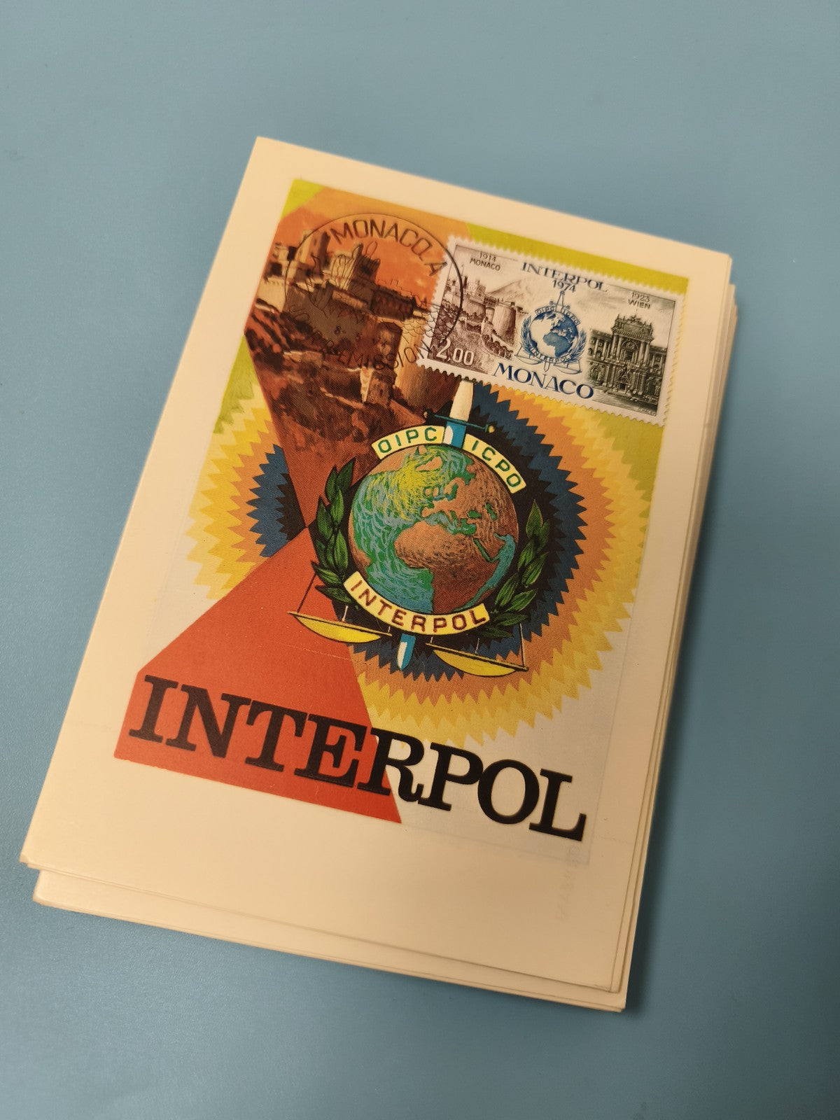 Carte postale Interpol Monaco philatélie timbre oblitéré illustration globe