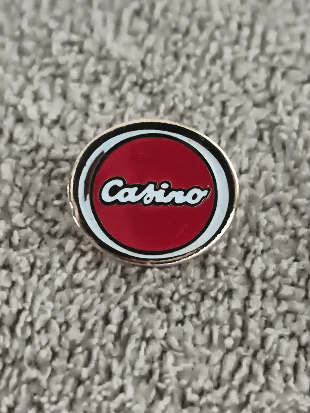 Pin's vintage Casino rond rouge blanc logo ancien badge publicitaire (Ref 11)
