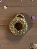Pendentif vintage rond aspect métal doré années 50 rétro, bijouterie ancienne