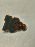 Pin's vintage véhicule 4x4 noir sur fond bleu, collection automobilia ancien