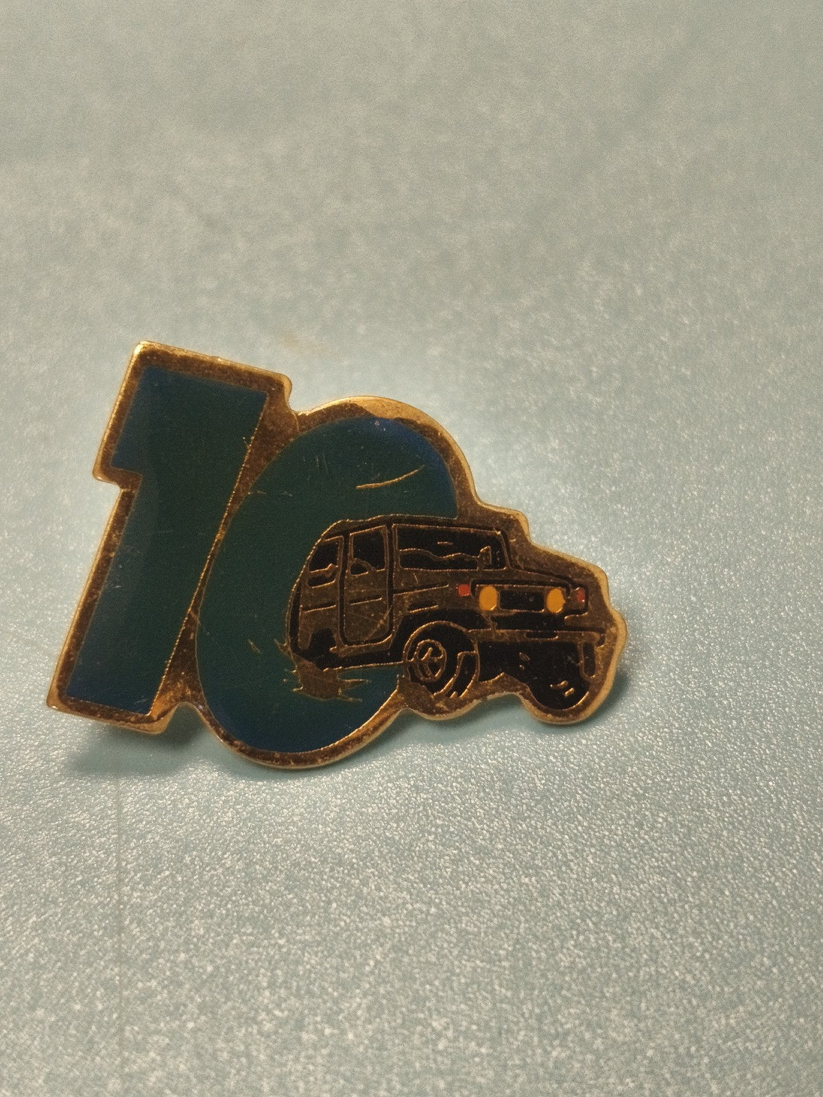 Pin's vintage véhicule 4x4 noir sur fond bleu, collection automobilia ancien