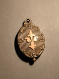 Pendentif ancien boîte ovale motif fleur de lys relief style rétro