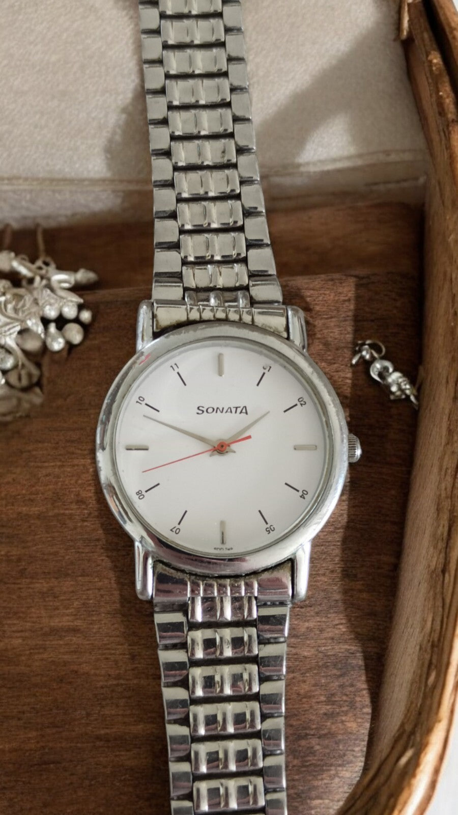 Montre femme SONATA bracelet métal argenté, cadran blanc, pile incluse