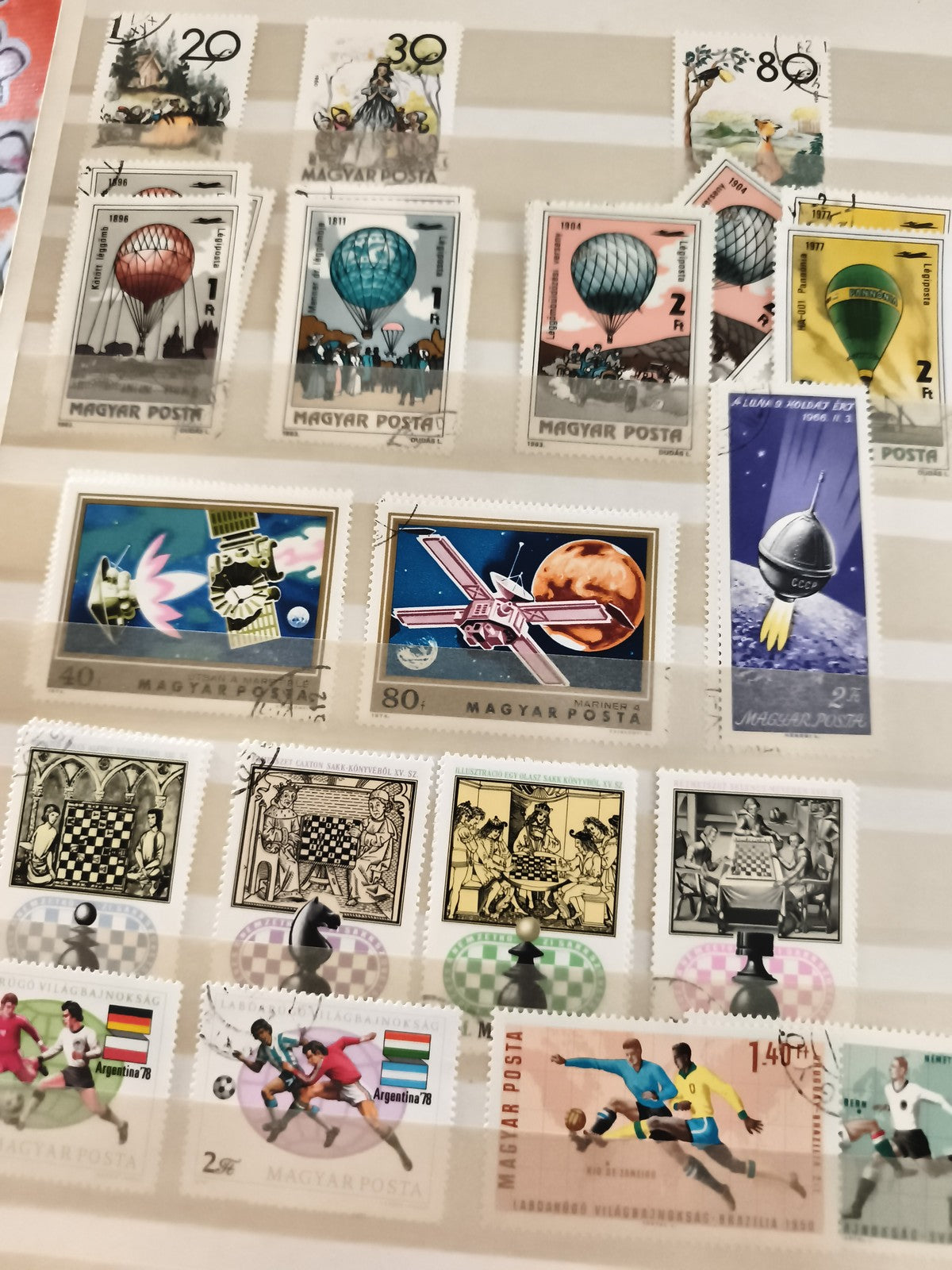 Timbres anciens Hongrie MAGYAR POSTA thèmes ballon, espace, football, échecs