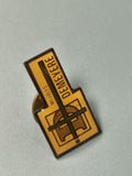 Pin's vintage Meubles Demeyere jaune logo ancien, collection publicitaire