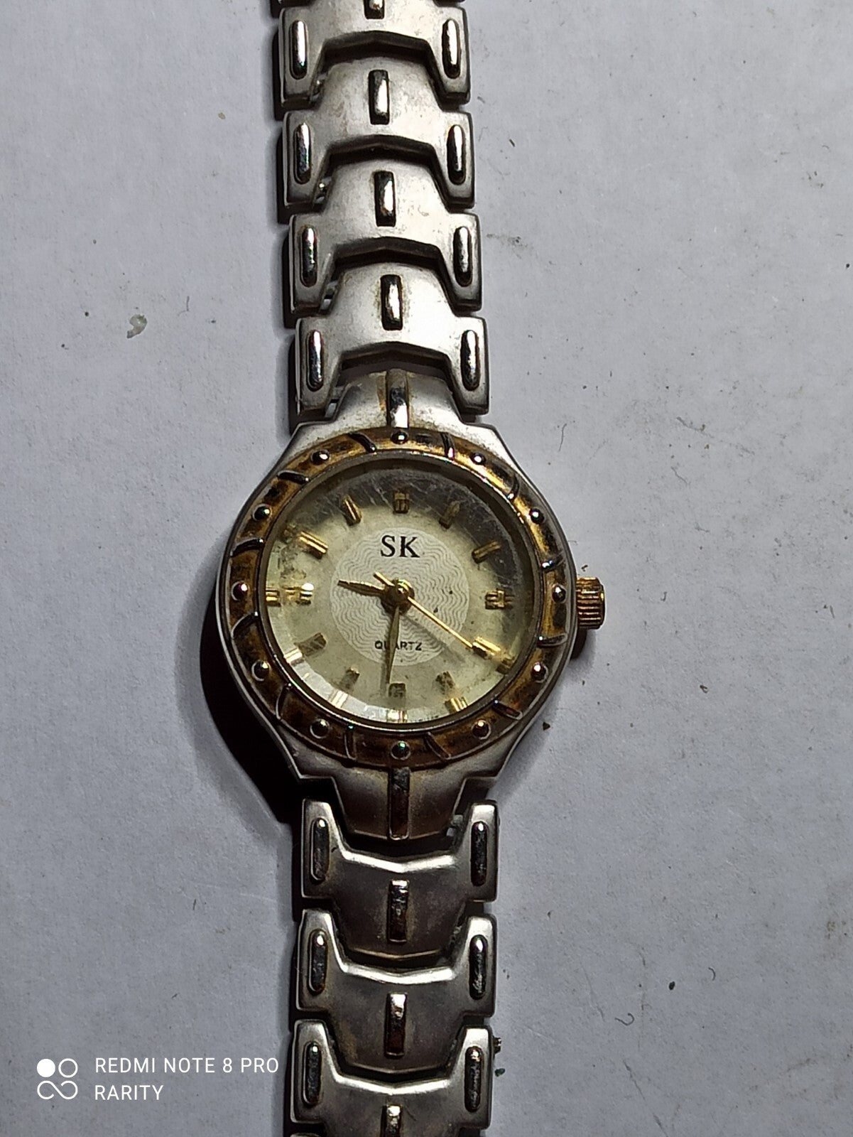 Montre femme SK vintage rétro, bracelet argenté, cadran doré élégant