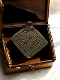 Pendentif vintage carré en métal patiné motif géométrique, style ethnique