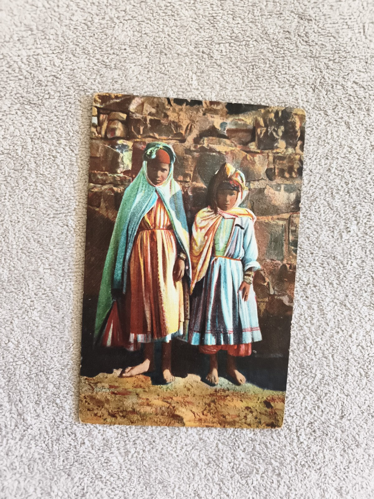 CPA carte postale ancienne enfants costumes traditionnels couleurs