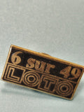 Vintage pin's Loto 6 sur 49 noir doré rectangulaire ancien jeu de hasard