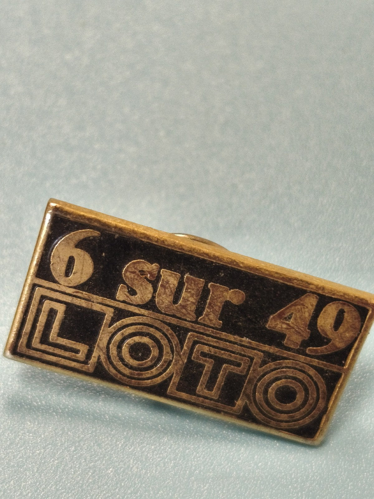 Vintage pin's Loto 6 sur 49 noir doré rectangulaire ancien jeu de hasard