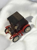 Véhicule miniature ancien style rétro, voiture vintage rouge et noir, jouet d’oc