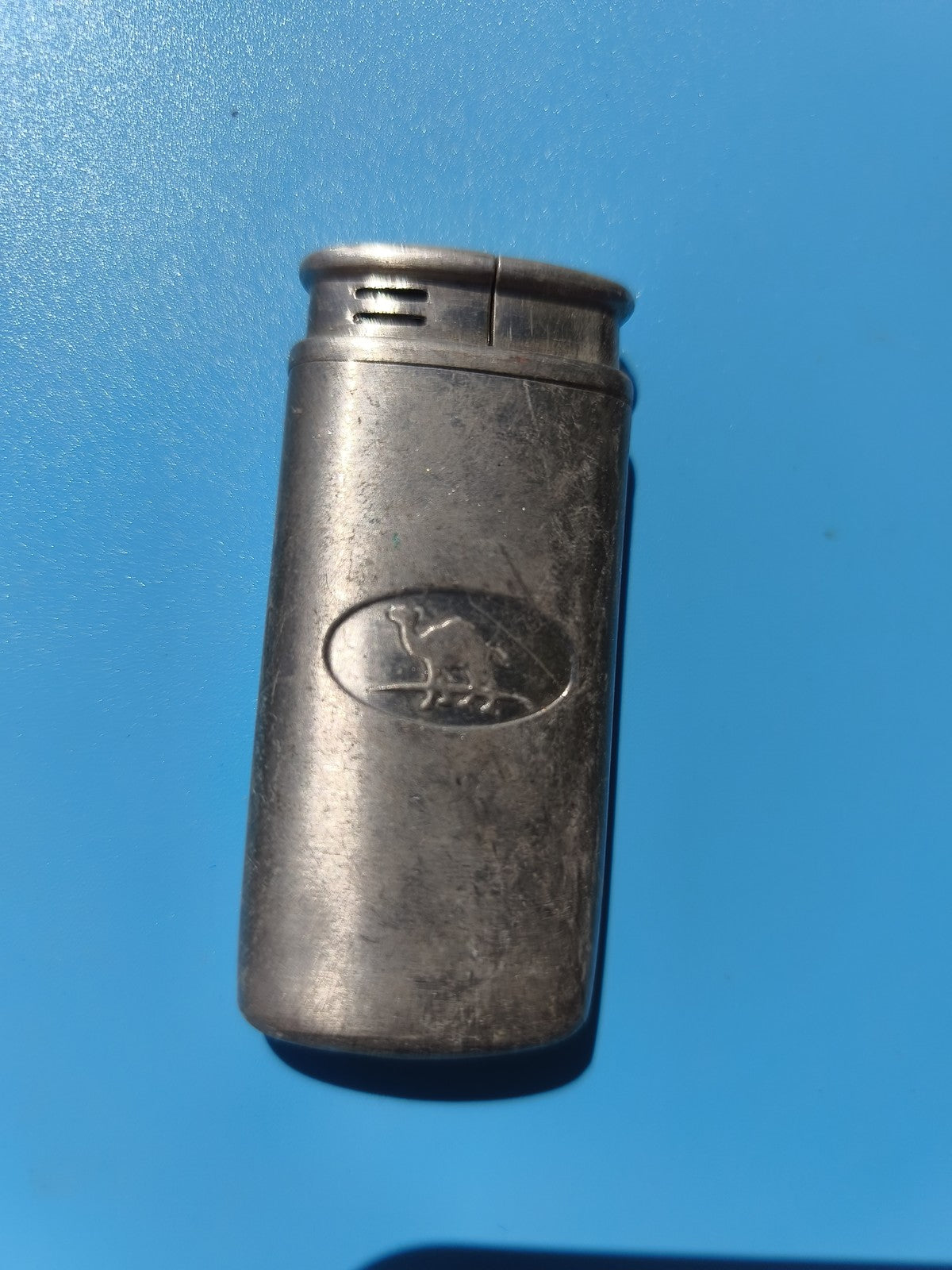 Ancien briquet publicitaire métal, motif animal, à restaurer, collection