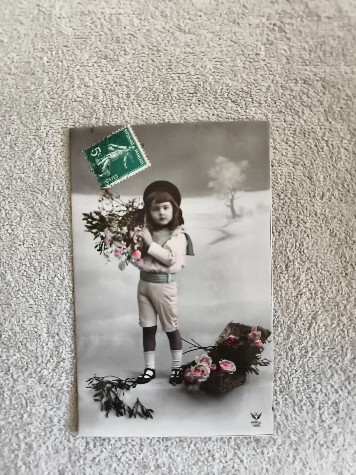 CPA enfant bouquet fleurs colorisées timbre 5c vert France début XXe