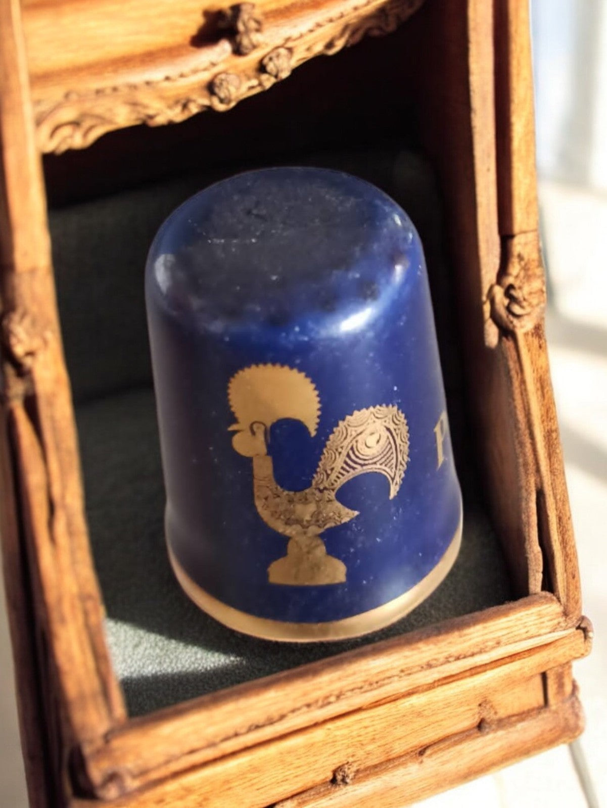 Dé à coudre vintage collection bleu motif coq doré ancien objet couture déco