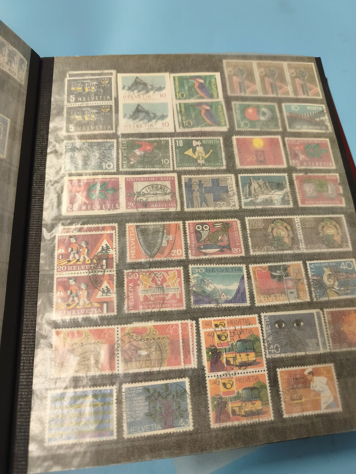 Gros classeur ancien timbres monde à trier ? vrac collection philatélie rouge